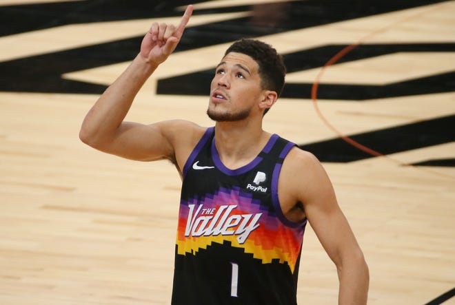 Devin Booker points at 
